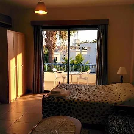 Aparthotel Zoe's Court Klorakas