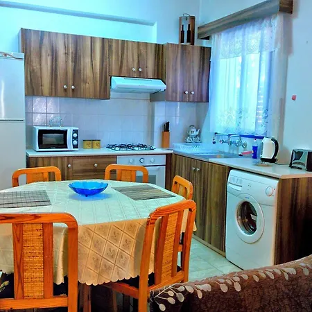 Zoe's Court Aparthotel 3*