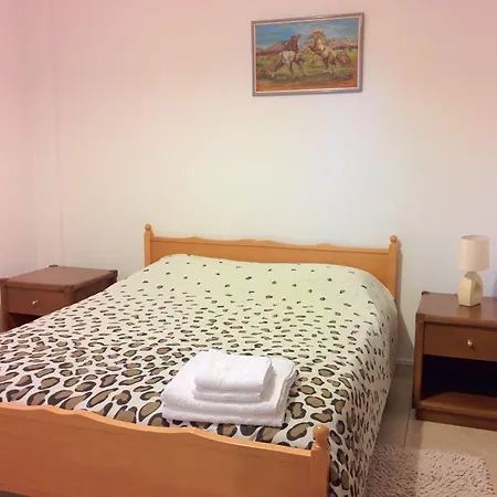 Zoe's Court Aparthotel 3*
