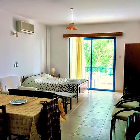 Zoe's Court Aparthotel 3*