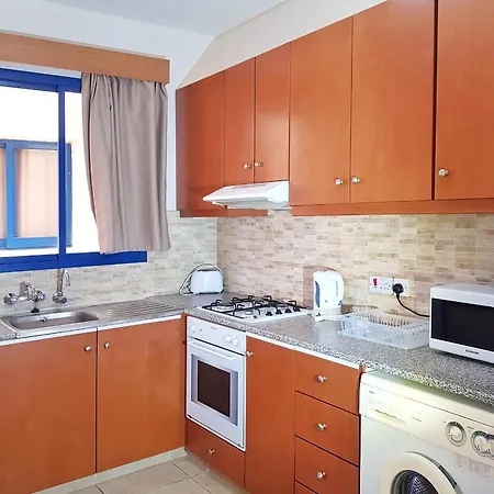 Zoe's Court Aparthotel Klorakas
