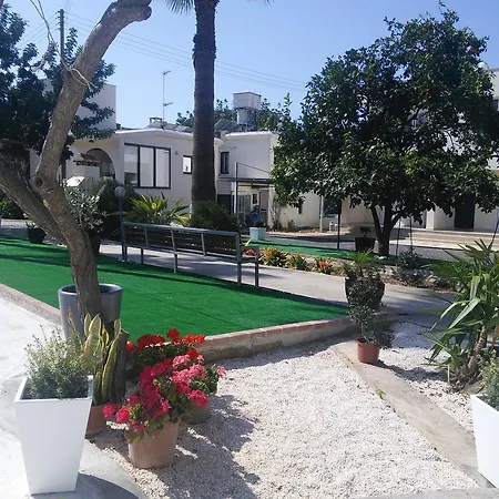 Zoe's Court Aparthotel Klorakas