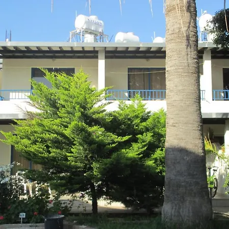 Zoe's Court Apartmanhotel