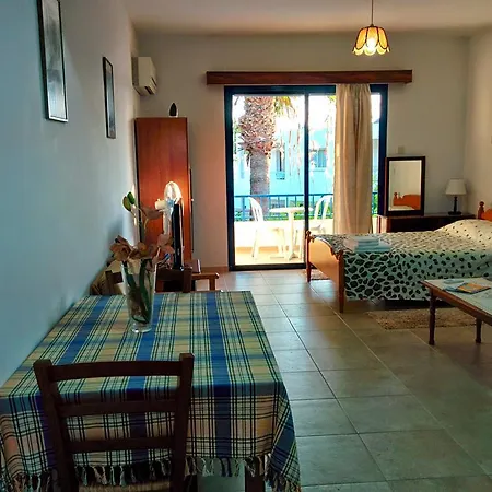 Zoe's Court Apartmanhotel Hlóraka