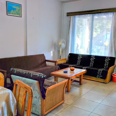 Zoe's Court Apartmanhotel