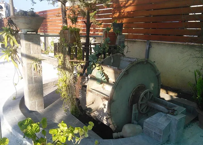 Zoe's Court Aparthotel 3*