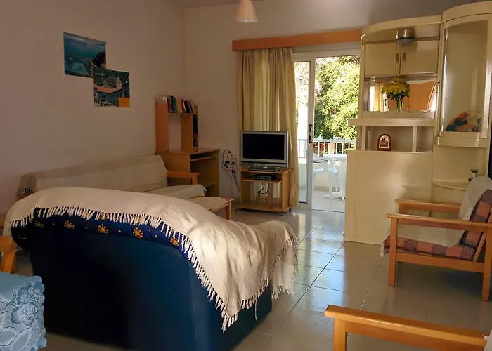 Zoe's Court Aparthotel 3*