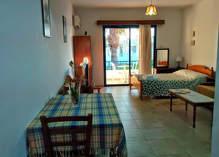 Zoe's Court Aparthotel Klorakas