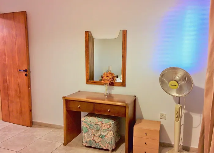 Zoe's Court Aparthotel 3*