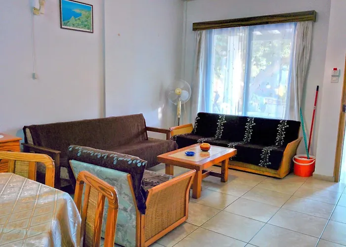 Zoe's Court Aparthotel